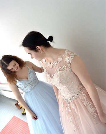 Mia Lindroos ja Monica Mustamo sanovat, että vanhojentansseihin liittyy oma taikansa ja tapahtuma on yksi lukiovuosien huippukohdista. Eilen harjoiteltiin jo juhla-asuissa.