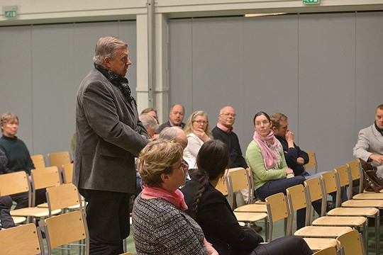 Timo Korpinen kysyi Perniön terveysaseman ja lukion tulevaisuudesta.