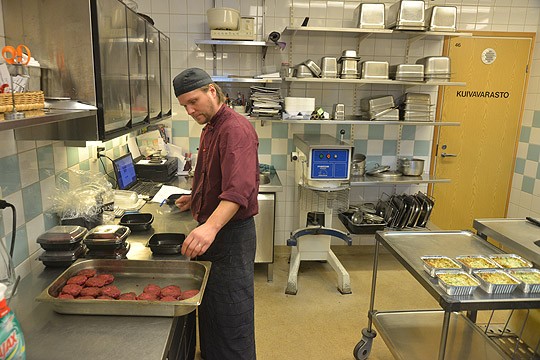 Lindströminpihvit rasioihin ja rasiat jäähdytyskaapin kautta kohti kauppaa. Mika Rajaniemi työn touhussa.