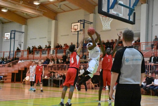 Iso mies, Kashrell Lawrence ilmassa.