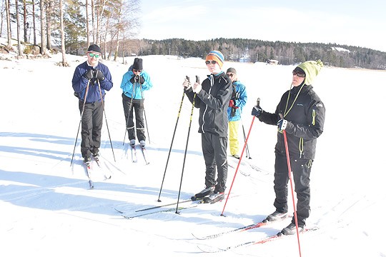 Talvipäivä ei voisi olla hienompi. Jäällä lenkillä Janne ja Krista Eriksson, Ville Tiihonen, Maija Butters ja Elina Holmen.