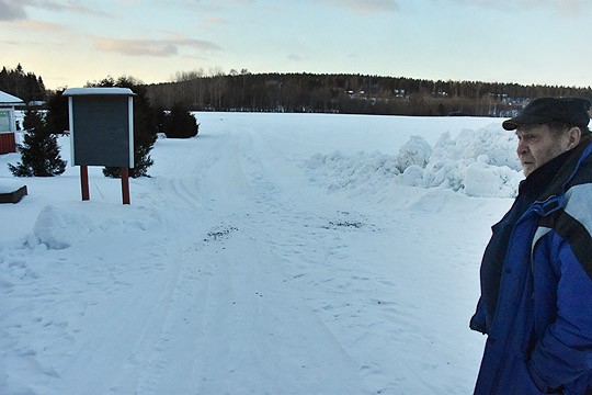 Taulun vierestä pääsee ladulle. näyttää Taisto Kakko.