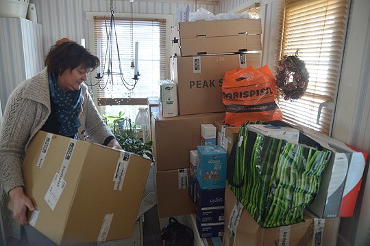 Koripalloturnaus tietää muun muassa sitä, että kertakäyttömukeja ja -lusikoita on oltava riittävästi. Susanna ja Tero Maneliuksen kuisti toimii välivarastona. Pelit pyörähtävät käyntiin lauantaiaamuna ja siihen mennessä kuvankin laatikot on purettu oikeisiin paikkoihin.