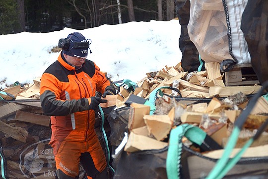 Vielä on matkaa polttokuivaksi. Joni Holm mittaa klapista kosteutta.