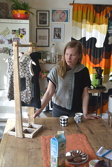 Uusiokäyttöä kaikki tyynni: pieni rekki on tehty vanhasta puumateriaalista ja itse vaatteet jo kertaalleen käytössä olleista tekstiileistä, kertoo Nina Juvonen.