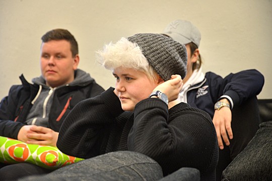 Yhteiskuva kuuluu asiaan. Henkka Remes vieraili Perniön yhteiskoulussa tiistaina.