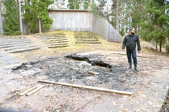 Kirakan kesäteatterissa näyttää juuri nyt karulta: katsomotuolit on viety pois ja lavasteet purettu. Lavan jäänteet viedään pois lähiaikoina, kertoo Kimmo Lehto. Uudistetussa ympäristössä nähdään ensimmäisenä näytelmänä Putkinotko.