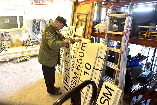 Valmiina on viitisenkymmentä opaskylttiä, näyttää Seppo Nummi.