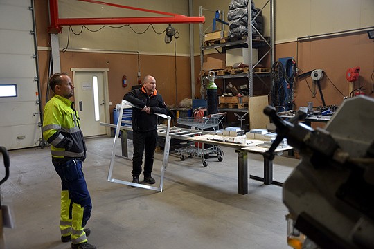 Kaksi kolmesta yrittäjästä; Kim Arell ja Kristian Aitio, joka esittelee ulkoporealtaan rungon osaa. Mikko Lehtonen oli jutuntekopäivänä työkeikalla Helsingissä.