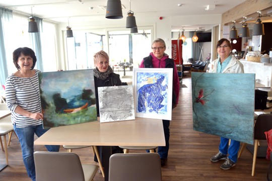 Marinan tilat täyttyvät meriaiheisella taiteella. Eilen töitään olivat ripustamassa Arja Pykäri, Helena Tuura, Larisa Evstifeeva-Auraniemi sekä Ulla Kuronen.