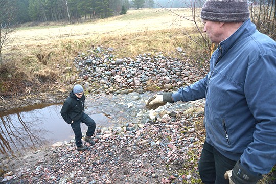 Luonnonkivistä ladottu pohjapato on kuin pieni koski, näyttävät Janne Tolonen ja Seppo Knuutila. Padon yläpuolella on soraa taimenten kutupai