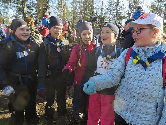 Rymättylän Märssyvahtien Oravien joukkue kajautti tsemppihuutonsa ennen starttia. Vasemmalta Silja Mäkinen, Tuuli-Maria Roine, Helmiina Flinkman, Milla Järvinen ja Emmi Törne. Vartioon kuului lisäksi Niko Liitola.