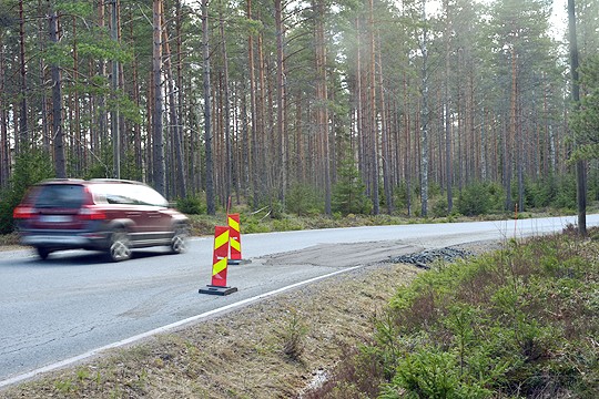 Kaukurintien arkea parhaillaan on reikien väistely. Tien korjaus alkaa lähiaikoina.