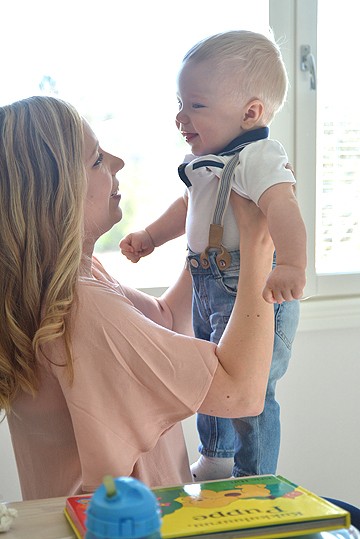 Suu messingillä, maissinaksujen tai hassunnäköisen vieraan takia. Susanne Oinosen Mio-poika oli maanantaiaamuna yhtä aurinkoa. Sunnuntaina perheessä vietetään ensimmäistä äitienpäivää.