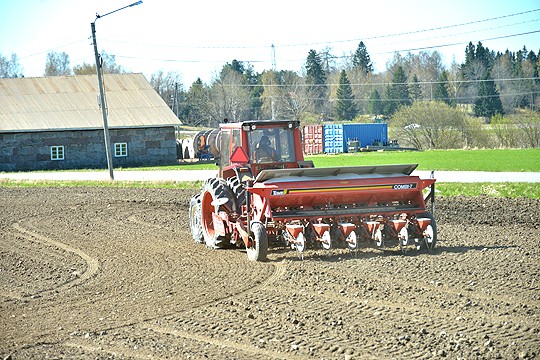 Kevätsää helli maanantaina: Heikki Erjala sai kylvää juurikasta auringonpaisteessa.