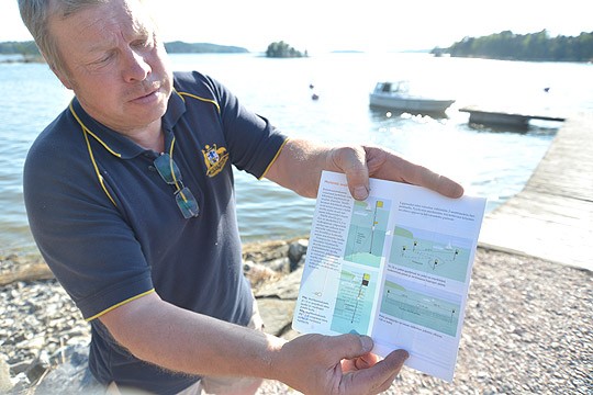 Nämäkin asiat on syytä kerrata, ennen kuin verkko- tai katiskakausi mökillä alkaa. Kurt Westberg näyttää pyydysten merkitsemisohjeita.