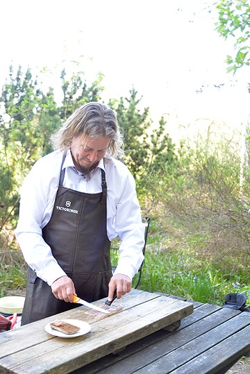 Janne Rautio viiltelee graavisäynävästä siivuja.