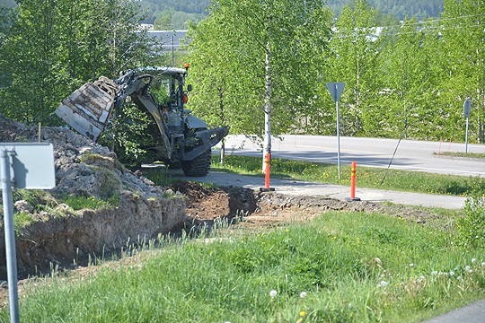 Kevytväylän paikka näkyy jo. Kaivuutöissä oli tiistaina Teemu Rannikko.