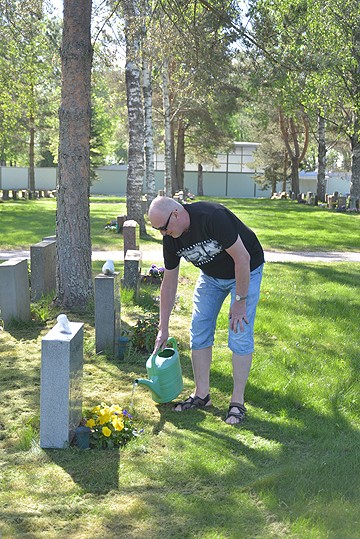 Hautapaikan hallintaoikeus on Salossa 25 vuotta kerrallaan. Hallintaoikeuden uusiminen ei ihan vielä kosketa Jyrki Tuomista, joka kasteli tiistaina kukat vanhempiensa