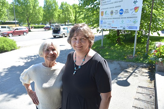 Nancy Seidel ja Joy McFate Lee kiersivät viime viikolla esivanhempien jäljillä. Perniön kirkonkylässä pidettiin kahvi- ja jutuntekotauko.