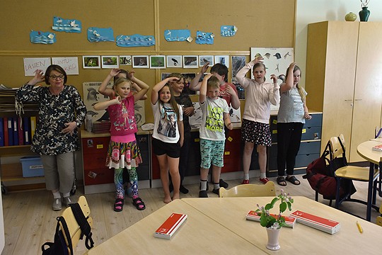 Neljäsluokkalaiset viimeistelevät jäätelölaulun koreografiaa ja opettaja Mimmi Meriluoto loikkasi rivin jatkoksi.