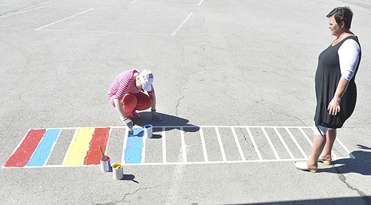 Henna Pekkarinen ja Minna Nieminen maalasivat mattoa torin pintaan tiistaina.