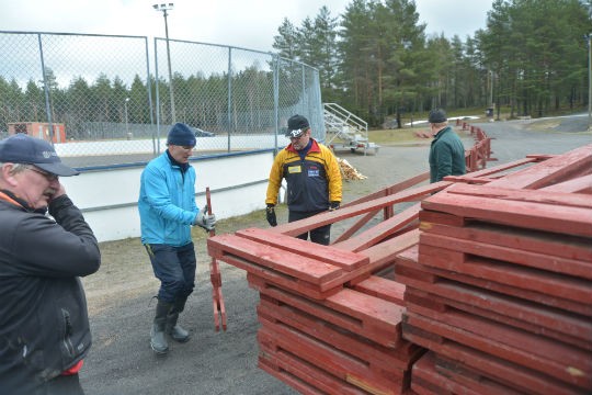 Stadionille tulee satoja metrejä aitaa. Keskiviikkona pystytystoimissa olivat Eino Sutinen, Antti Kiuru, Vesa Oksanen ja Tomi Vuorinen.