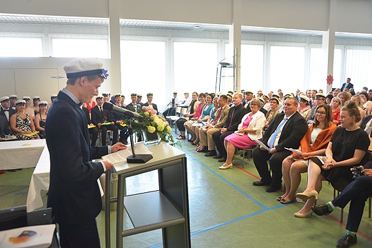 Aleksi Lindholm piti ylioppilaan puheen täydelle salille.