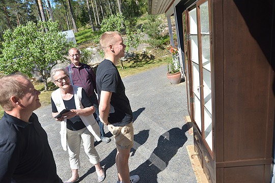 Käyttöä on, kiitti Lassi Vuorinen kaapista. Taustalla tekijä Antti Eriksson ja joukossa myös Ritva Eriksson ja Tomi Vuorinen.