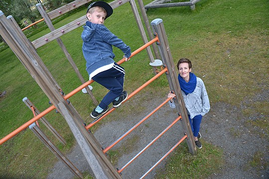 Teijon koulun pihassa vietetään iltapäiväkerhoa ensi syksynä. Tuleva ekaluokkalainen Severi näyttää kiipeilyn mallia äiti Susanne Ristolaiselle.