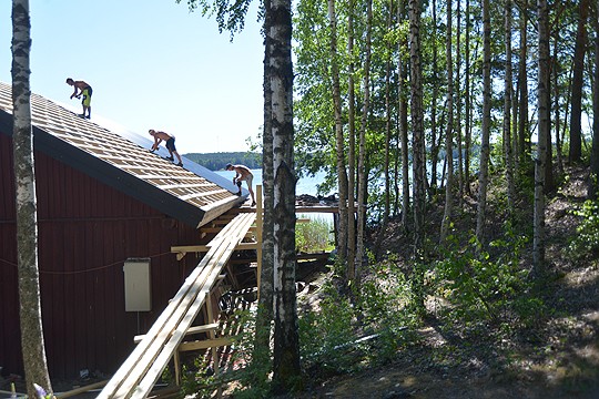 Strömman rantamakasiinin kattoa pellitettiin viime viikolla.