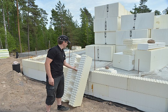 Rakentajan selkä kiittää: Fredrik Lindholmin nostama EPS-harkko painaa nelisen kiloa ja valmista seinää syntyy harkosta yli kolmasosaneliö. Lindholmit käyttävät kotimaisen valmistajan harkkoja.