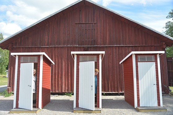 Teijolla otetaan juhannusta vastaan entistäkin ehommalla ranta-alueella. Eräs arkinen, mutta aivan välttämätön palvelu ovat vessat. Teijolla tämä puoli hoituu jatkossa kolmen tuliterän puuceen avulla. Pia Kaartinen ja Mari Holopainen esittelevät.