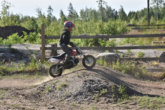 Aleksi Hakamäki ylittää kumpareen.