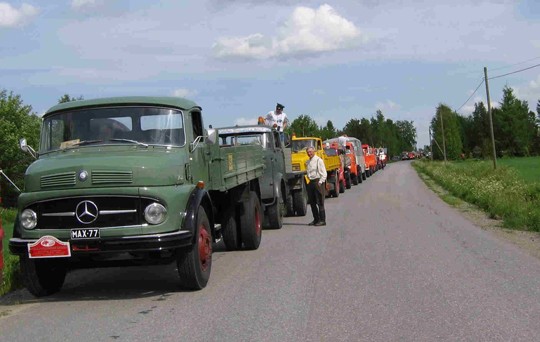 Tällaistakin kalustoa voi Vetkun kesäkeikalla nähdä; Kai Ekbomin ottamassa kuvassa letkaa vetää Mersu.