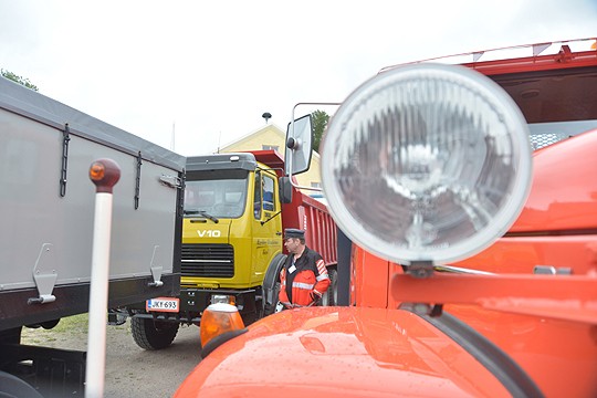 Markku Vesaluoman vuoden -79 Mersu oli kesäkeikan kaluston nuoremmasta päästä. Auto on ollut Ilmailu- ja pelastuslaitosten käytössä.