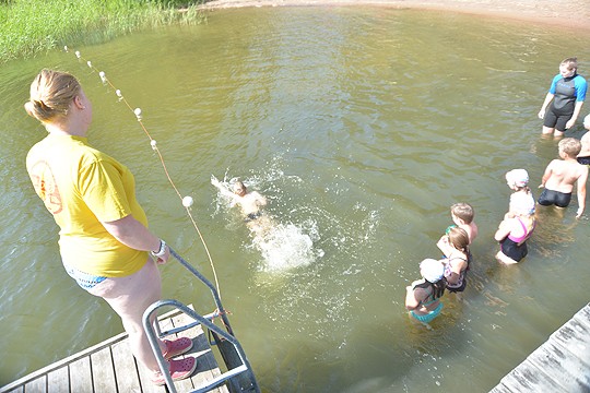 Sampon tyylinäyte. Janita Kylänpää ja muut uimakoululaiset kannustavat.