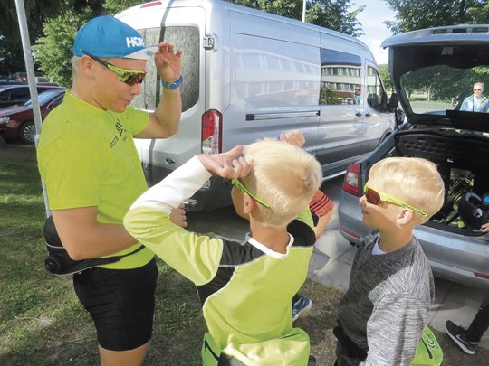 Lauri Vuorisen seura kiinnosti heti leirin alussa. Eemeli Varemäki ja Onni Vuorinen vaihtavat kuulumisia maajoukkuehiihtäjän kanssa.