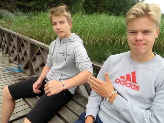 Tomi Työppönen (vas) ja Leevi Vuorinen tekivät rippileirillä rukousrannekkeet.