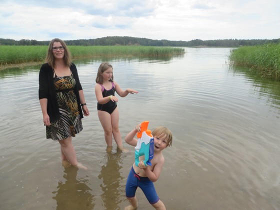 Lilli ja Kalle Toivonen nauttivat Förbyn rannasta yhdessä äitinsä Sanna Sorvala-Toivosen kanssa.