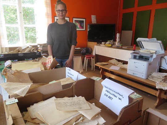 Erika Henrioudilla on iso urakka dokumenttien skannaamisessa.
