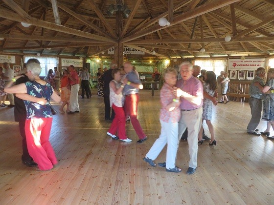 Vakiotanssijat saapuivat jälleen lauantaina Hallin lavalle kuumuudesta huolimatta.