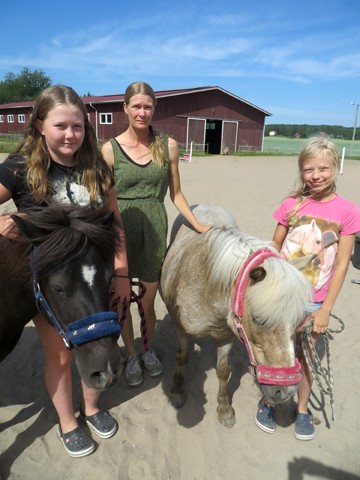 Satu Aittamäki opetti viime viikolla mm. Alexandra Aarolaa (vas) ja Janni Laihoa.