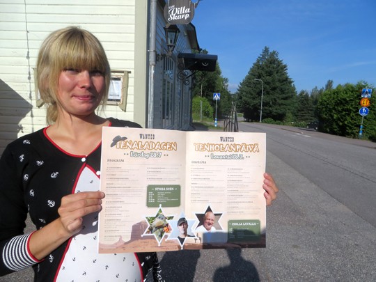 Tenholanpäivä täyttää lauantaina kylän raitit. Emma Frimanin kädessä päivän ohjelma.