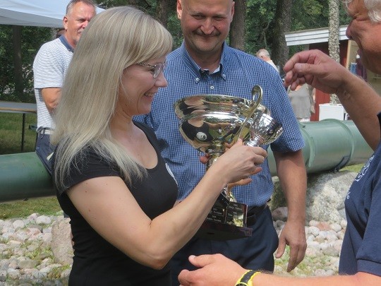 Anu Saarelainen sai lauantaina vuoden särkisalolaisen pytyn haltuunsa.