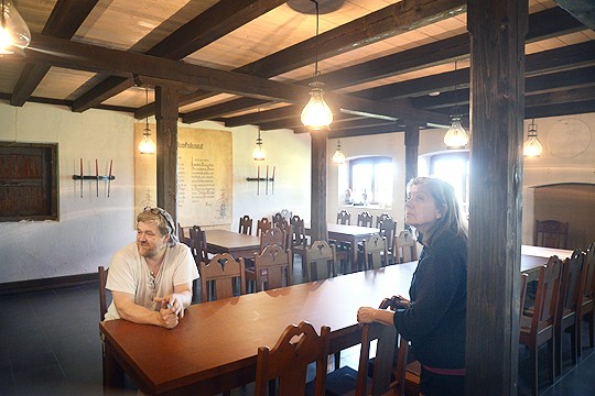 Vanhassa navetassa säilytettiin myös vanhoja rakenteita, vaikka paljon on tehty uuttakin. Raija ja Arto Hämäläinen ovat rakentaneet juhlatilaa pitkälti omin käsin.