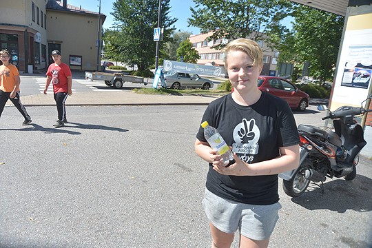 Riittävästi vilvoittelutaukoja ja juotavaa, on ollut Sofia Kukkamaan selviämisstrategia kesätöissä kuumilla säillä. Ensi viikolla alkavat koulut ja samaan saumaan loppuvat helteet.