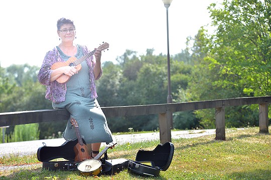 Rauni Rokan laukuista löytyy ukulelet melkein joka lähtöön. OIkealla on banjolele, banjon tavoin metallikoppainen ukulelen sukulainen.