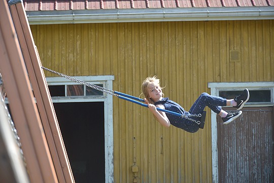 Iltapäivä alkoi koulun pihalla keinumalla. Mallia näyttää Eveliina.