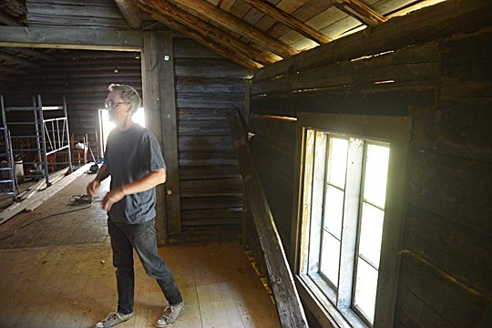 Jukka Päivärinta kävelee uudella näyttämöllä. Taidenäyttelykäytössä ollut rakennuksen osa palvelee jatkossa katsomona.